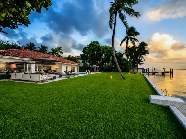 5-bedroom home for sale in Key Biscayne - 520 S Mashta Dr - MondialRealty