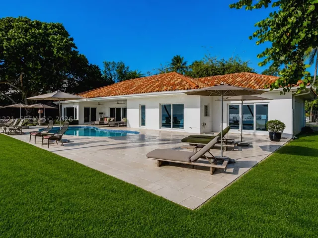 5-bedroom home for sale in Key Biscayne - 520 S Mashta Dr - MondialRealty