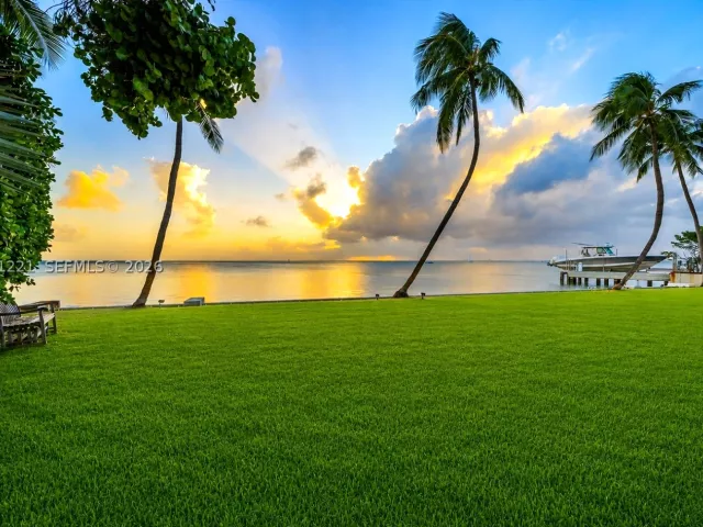 5-bedroom home for sale in Key Biscayne - 520 S Mashta Dr - MondialRealty
