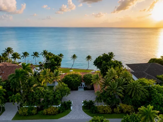 5-bedroom home for sale in Key Biscayne - 520 S Mashta Dr - MondialRealty
