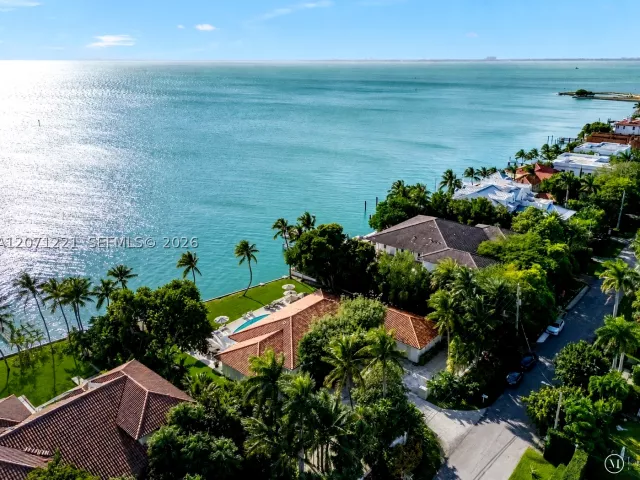 5-bedroom home for sale in Key Biscayne - 520 S Mashta Dr - MondialRealty