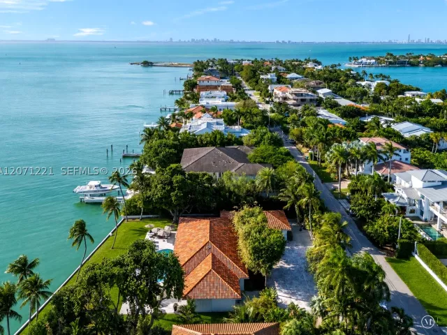 5-bedroom home for sale in Key Biscayne - 520 S Mashta Dr - MondialRealty