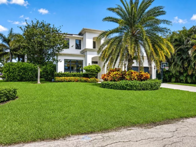 4-bedroom home for sale in Delray Beach - 512 LAKE Drive - MondialRealty