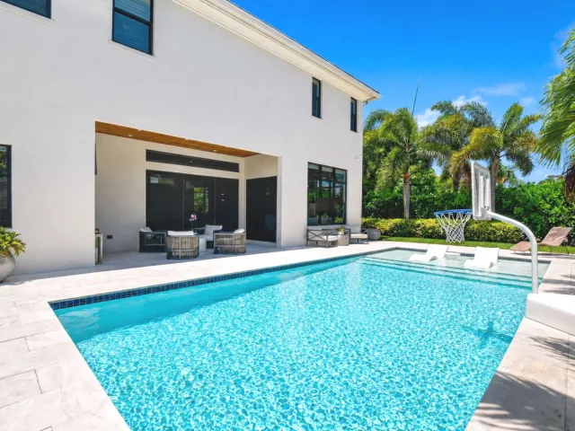 4-bedroom home for sale in Delray Beach - 512 LAKE Drive - MondialRealty