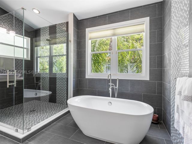 5-bedroom home for sale in Coral Gables - 11050 Girasol Ave - MondialRealty
