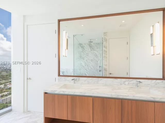 3-bedroom condo for rent in Miami - 175 SE 25th Rd 3504 - MondialRealty