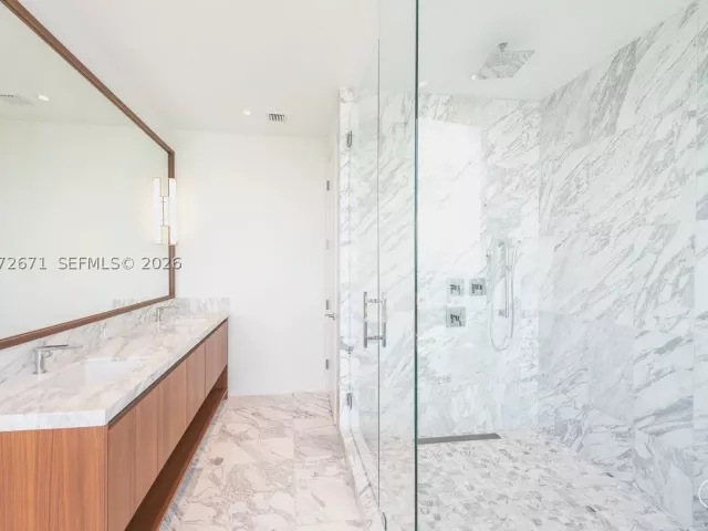 3-bedroom condo for rent in Miami - 175 SE 25th Rd 3504 - MondialRealty