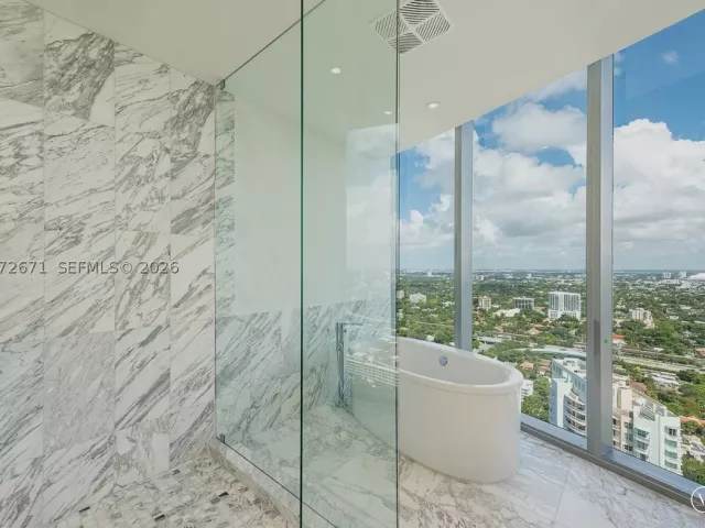 3-bedroom condo for rent in Miami - 175 SE 25th Rd 3504 - MondialRealty
