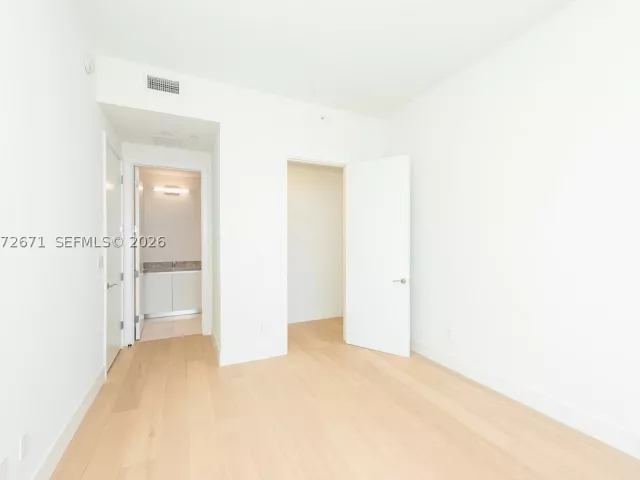 3-bedroom condo for rent in Miami - 175 SE 25th Rd 3504 - MondialRealty