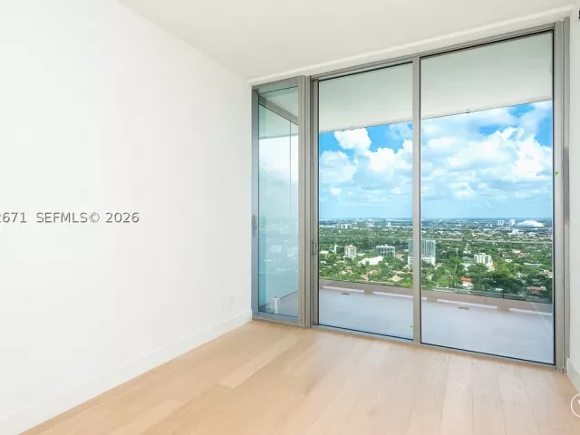 3-bedroom condo for rent in Miami - 175 SE 25th Rd 3504 - MondialRealty