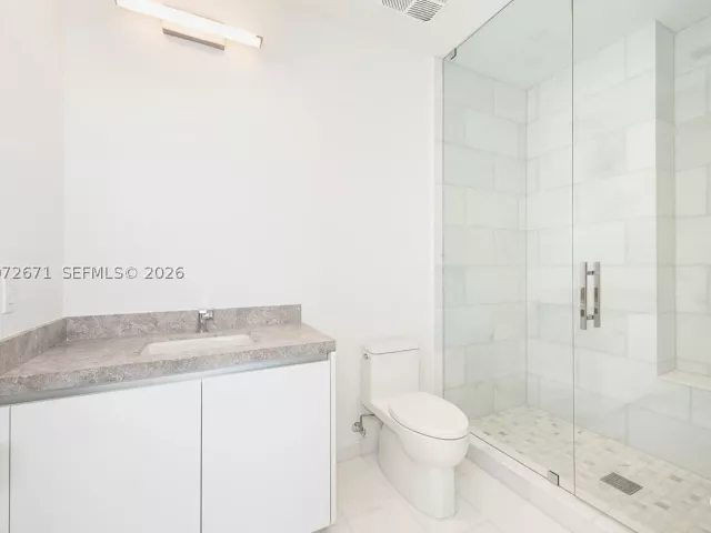3-bedroom condo for rent in Miami - 175 SE 25th Rd 3504 - MondialRealty