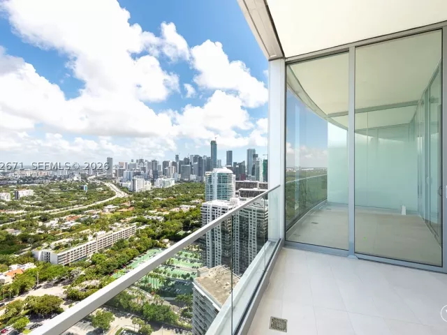 3-bedroom condo for rent in Miami - 175 SE 25th Rd 3504 - MondialRealty