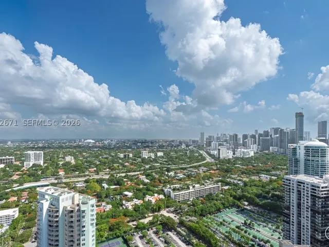 3-bedroom condo for rent in Miami - 175 SE 25th Rd 3504 - MondialRealty