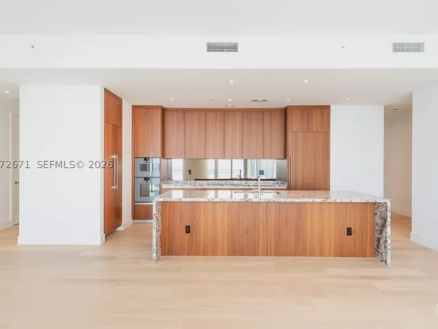 3-bedroom condo for rent in Miami - 175 SE 25th Rd 3504 - MondialRealty