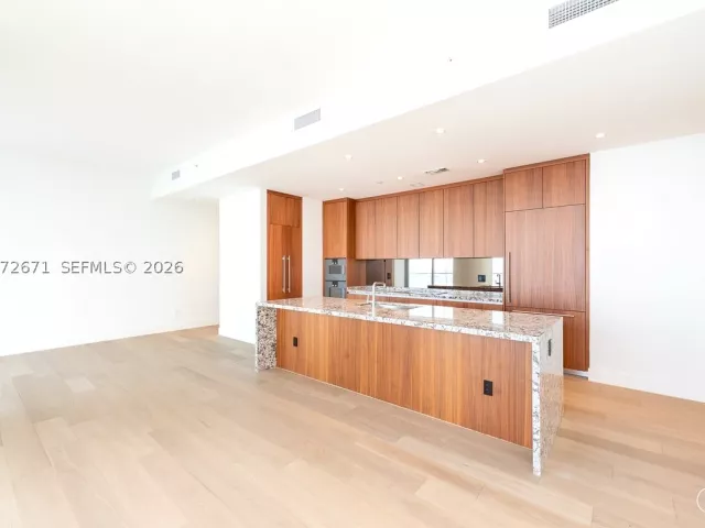 3-bedroom condo for rent in Miami - 175 SE 25th Rd 3504 - MondialRealty