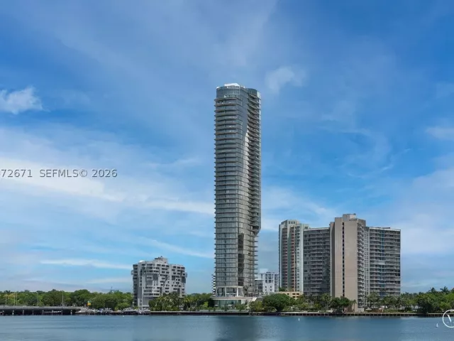3-bedroom condo for rent in Miami - 175 SE 25th Rd 3504 - MondialRealty