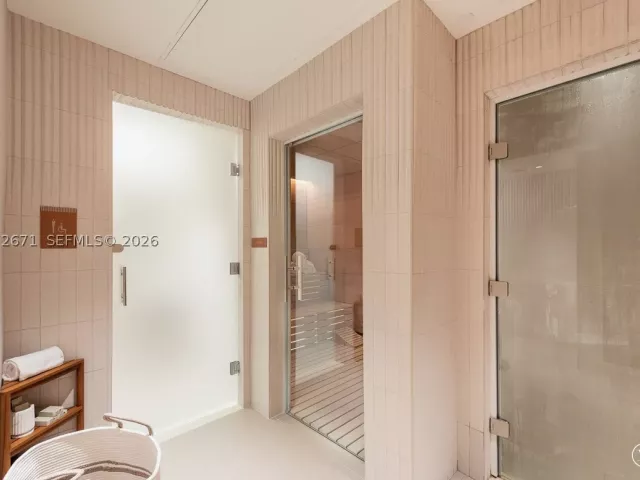 3-bedroom condo for rent in Miami - 175 SE 25th Rd 3504 - MondialRealty