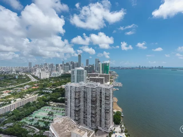 3-bedroom condo for rent in Miami - 175 SE 25th Rd 3504 - MondialRealty