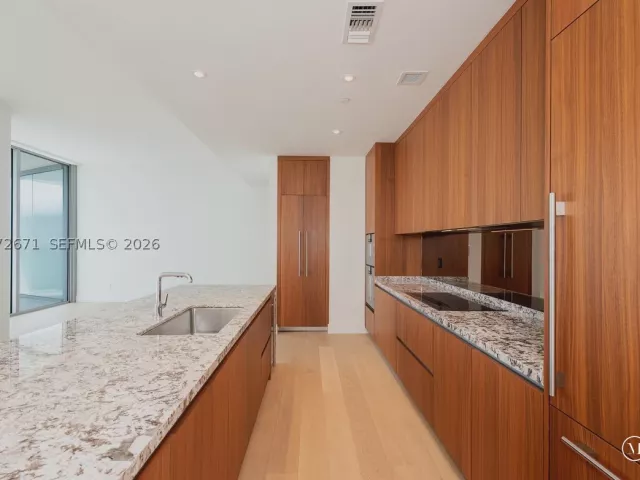 3-bedroom condo for rent in Miami - 175 SE 25th Rd 3504 - MondialRealty