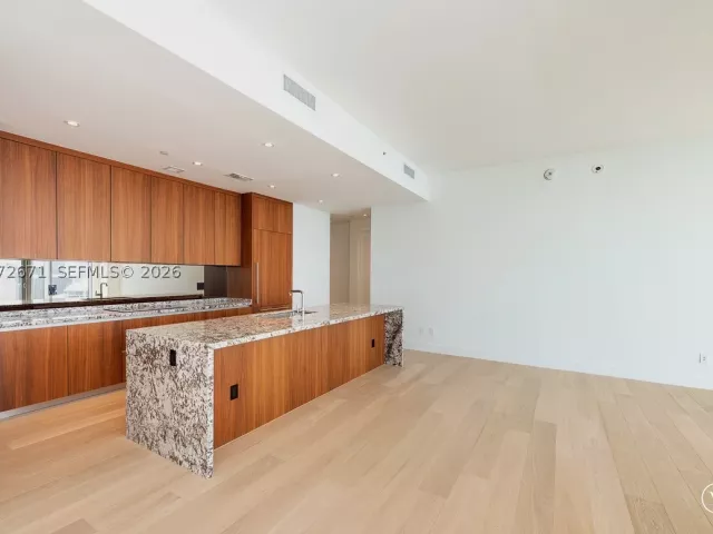3-bedroom condo for rent in Miami - 175 SE 25th Rd 3504 - MondialRealty