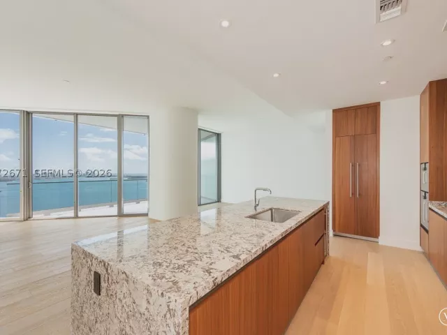3-bedroom condo for rent in Miami - 175 SE 25th Rd 3504 - MondialRealty