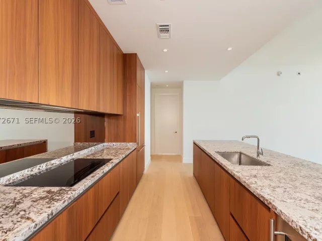 3-bedroom condo for rent in Miami - 175 SE 25th Rd 3504 - MondialRealty