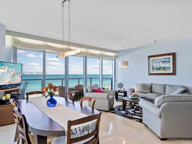 3-bedroom condo for sale in Miami Beach - 3737 Collins Ave S-701 - MondialRealty