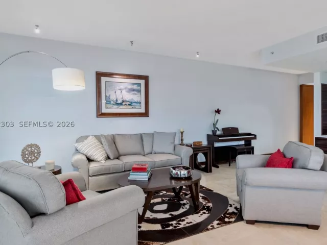 3-bedroom condo for sale in Miami Beach - 3737 Collins Ave S-701 - MondialRealty