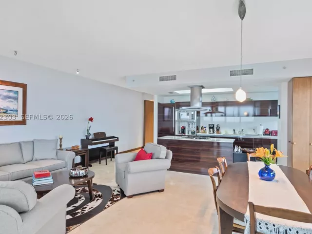 3-bedroom condo for sale in Miami Beach - 3737 Collins Ave S-701 - MondialRealty