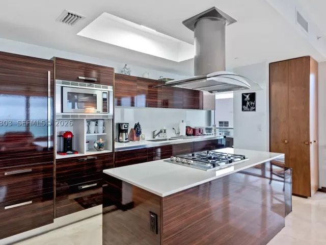 3-bedroom condo for sale in Miami Beach - 3737 Collins Ave S-701 - MondialRealty