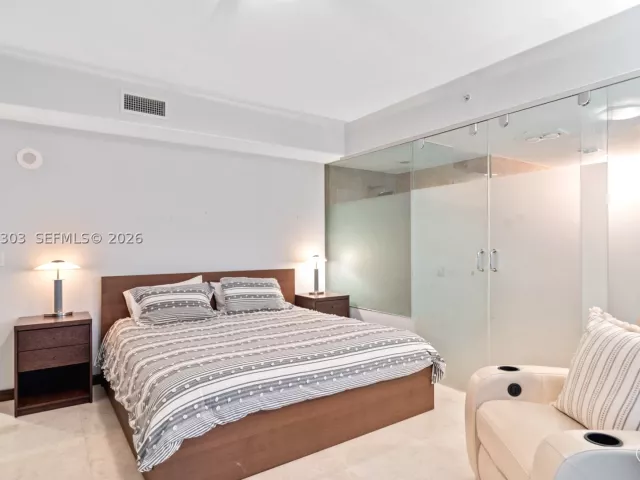 3-bedroom condo for sale in Miami Beach - 3737 Collins Ave S-701 - MondialRealty