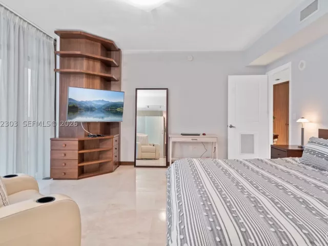 3-bedroom condo for sale in Miami Beach - 3737 Collins Ave S-701 - MondialRealty