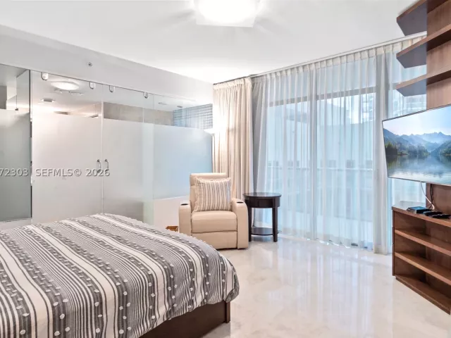 3-bedroom condo for sale in Miami Beach - 3737 Collins Ave S-701 - MondialRealty