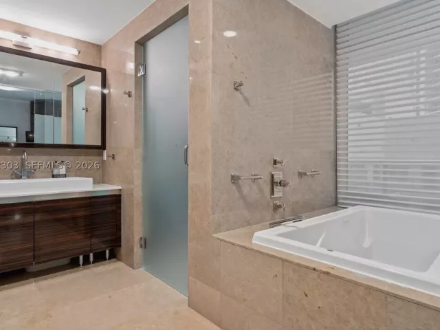 3-bedroom condo for sale in Miami Beach - 3737 Collins Ave S-701 - MondialRealty