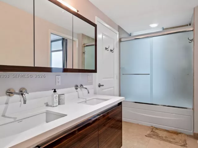 3-bedroom condo for sale in Miami Beach - 3737 Collins Ave S-701 - MondialRealty
