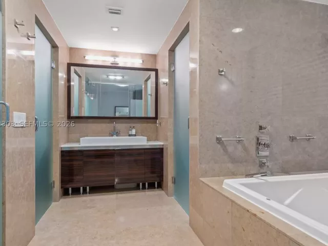 3-bedroom condo for sale in Miami Beach - 3737 Collins Ave S-701 - MondialRealty