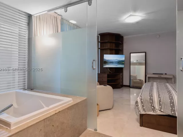 3-bedroom condo for sale in Miami Beach - 3737 Collins Ave S-701 - MondialRealty
