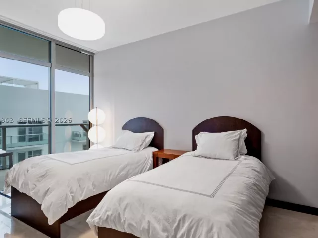 3-bedroom condo for sale in Miami Beach - 3737 Collins Ave S-701 - MondialRealty
