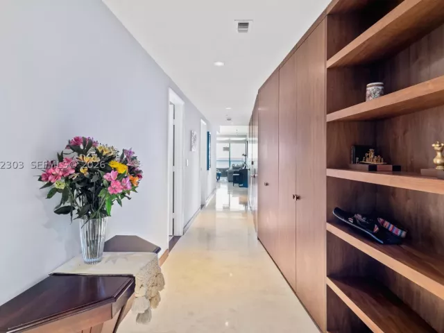 3-bedroom condo for sale in Miami Beach - 3737 Collins Ave S-701 - MondialRealty