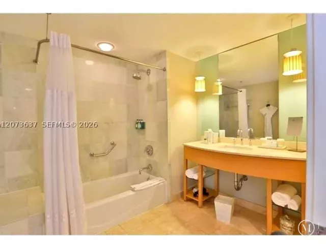 1-bedroom condo for sale in Sunny Isles Beach - 18683 Collins Ave 1709 - MondialRealty