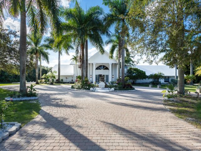 7-bedroom home for rent in Delray Beach - 16343 SIMS Road - MondialRealty