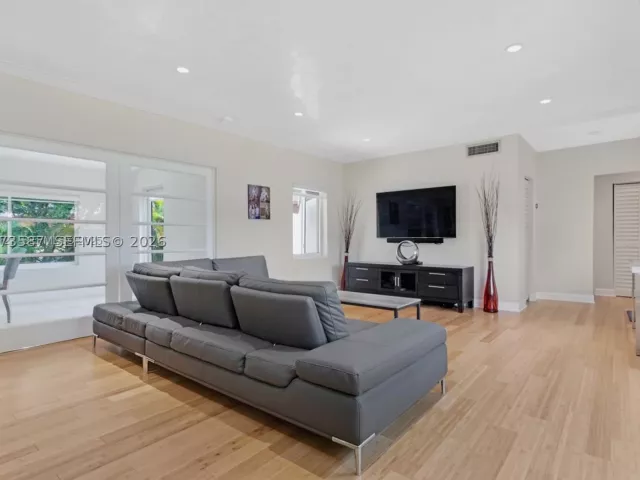 3-bedroom home for rent in Miami - 535 SW 39th Ave - MondialRealty