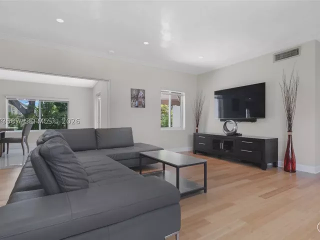 3-bedroom home for rent in Miami - 535 SW 39th Ave - MondialRealty