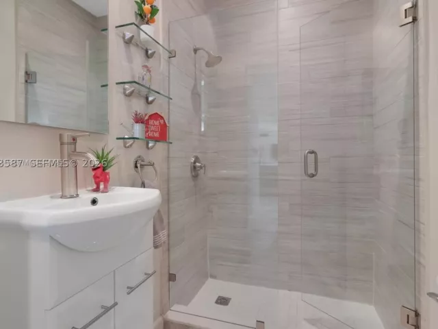 3-bedroom home for rent in Miami - 535 SW 39th Ave - MondialRealty