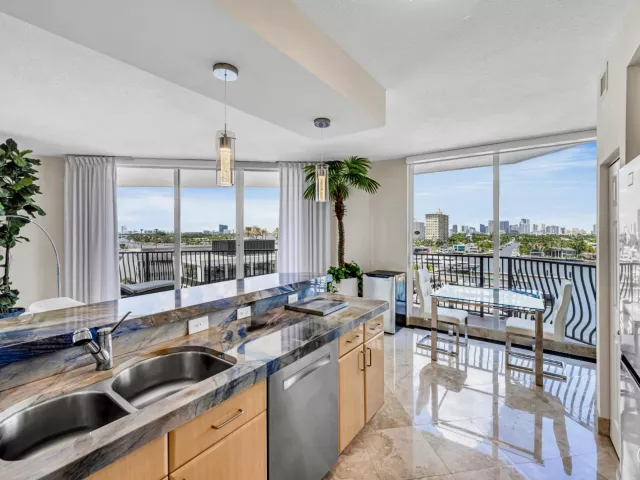 3-bedroom condo for rent in Fort Lauderdale - 100 S BIRCH Road 806B - MondialRealty