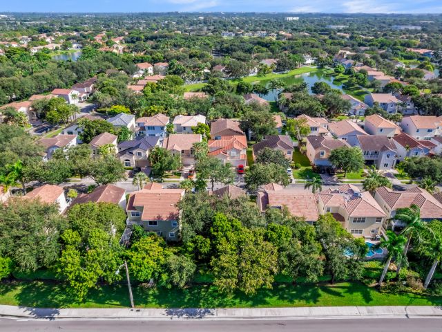 3-bedroom home for sale in Pembroke Pines - 7538 NW 17TH Drive - MondialRealty