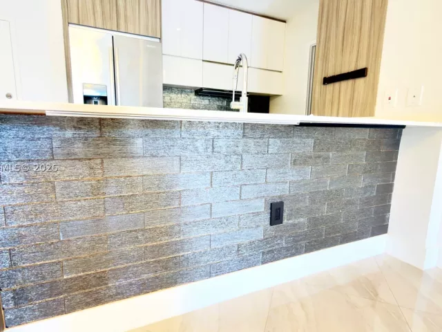 2-bedroom condo for rent in Miami - 600 NE 27th St 604 - MondialRealty