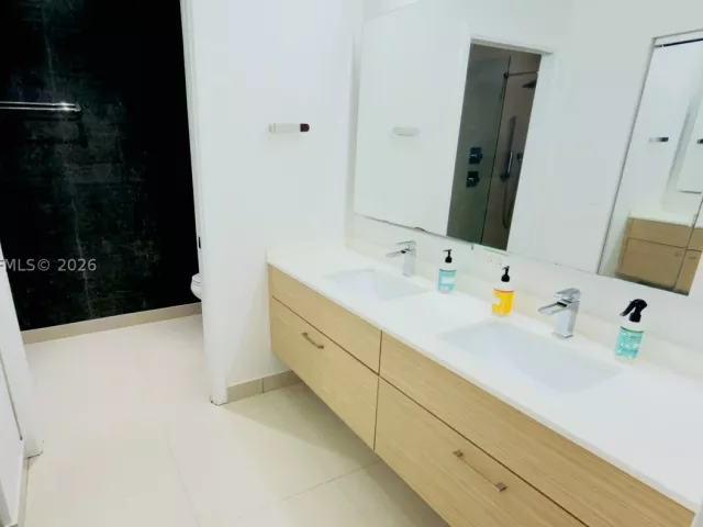 2-bedroom condo for rent in Miami - 600 NE 27th St 604 - MondialRealty
