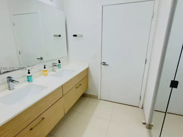 2-bedroom condo for rent in Miami - 600 NE 27th St 604 - MondialRealty