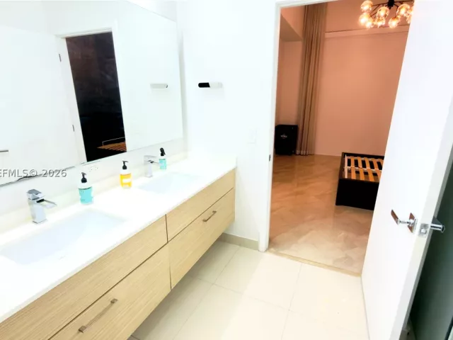 2-bedroom condo for rent in Miami - 600 NE 27th St 604 - MondialRealty